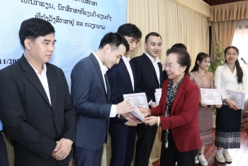 trao 200 suat hoc bong cho hoc sinh sinh vien lao hoc tap tai viet nam