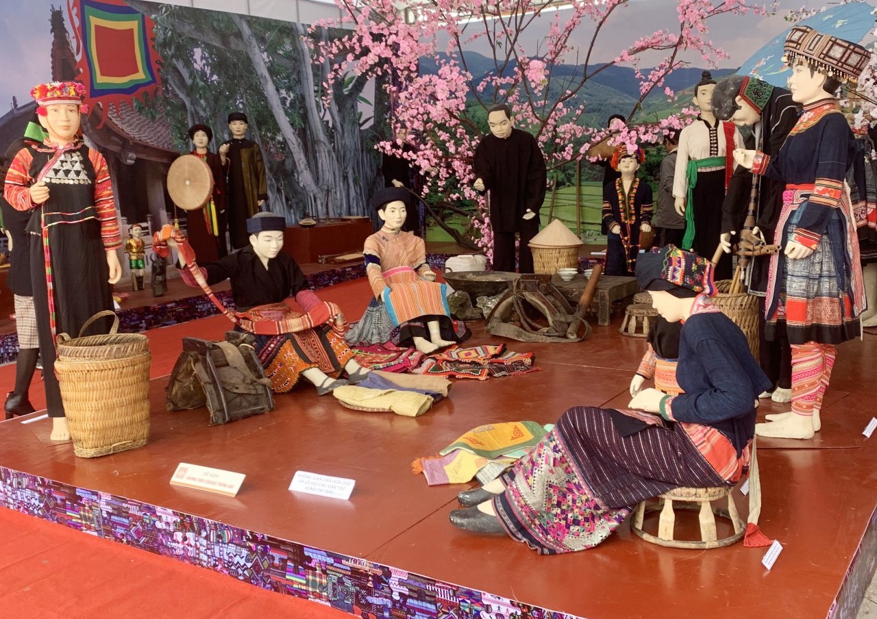 Nhiều sắc màu văn hóa của 54 dân tộc Việt Nam tại triển lãm “Ảnh đẹp Du lịch Tây Bắc”