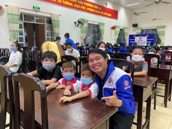 cau be tung xin com chua khon lon truyen cam hung ve tinh than vuot kho