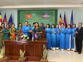 phu nu tinh gia lai va hai tinh rattanakiri stung treng campuchia chung tay vun dap tinh doan ket huu nghi