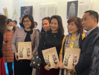 Ra mắt cuốn sách viết về 200 cổ vật liên quan đến nền văn minh cổ đại Việt Nam
