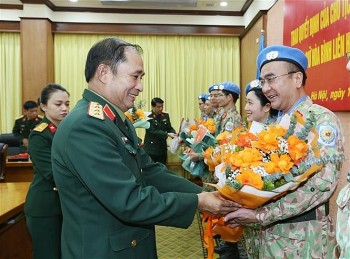 trao quyet dinh cho bon sy quan di lam nhiem vu tai trung phi