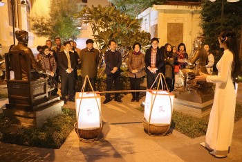 doc dao tour du lich van hoc chu tam chu tai