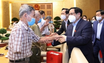 tang qua cho nguoi co cong voi cach mang nhan dip tet quy mao 2023