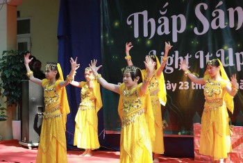 thap sang light it up chuong trinh giang sinh cho tre khuyet tat