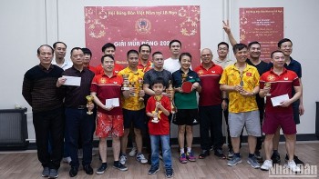 nguoi viet tai nga tranh tai bong ban chao nam moi