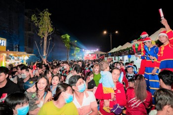 cuong nhiet trong dai nhac hoi giang sinh tren tuyen pho imperia grand plaza duc hoa