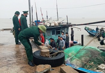 quang binh cuu song 8 ngu dan gap nan tren bien