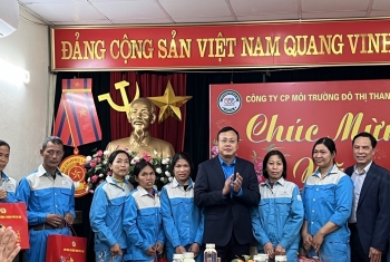 to chuc cong doan thanh pho ha noi tang qua cong nhan lao dong dip tet quy mao