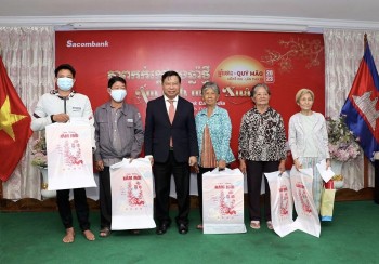 tang qua cho cac gia dinh co cong ho ngheo goc viet o campuchia