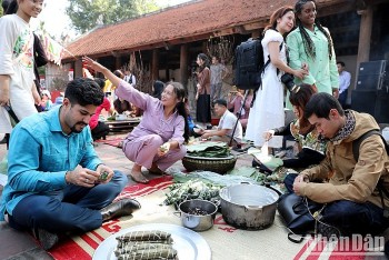 ban be quoc te thuong thuc tet viet giua lang co