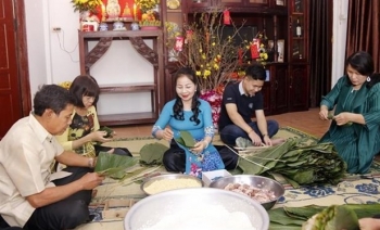 phong tuc tet cua nhung gia dinh lao viet