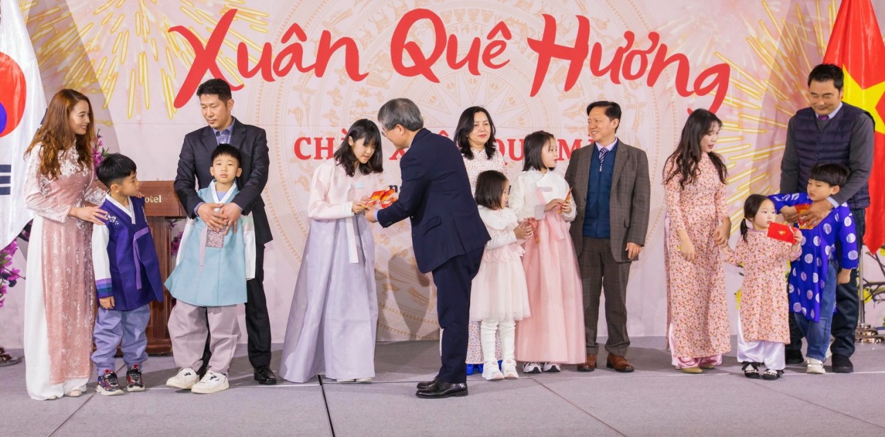 Chúc Tết gia đình đa văn hóa Việt - Hàn nhân dịp Xuân Quý Mão 2023