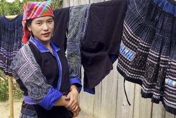 Độc đáo nghề vẽ sáp ong trên vải của người Mông Lai Châu