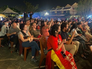 dong dao du khach thap phuong den voi hoi an trong dip tet nguyen dan 2023