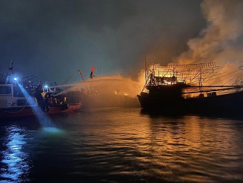 da nang dap tat kip thoi dam chay tau ca bao ve khoang 60 tau neo dau lien ke