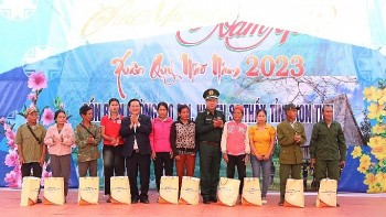 kon tum cham lo cho gan 32000 doi tuong ho gia dinh trong dip tet nguyen dan 2023