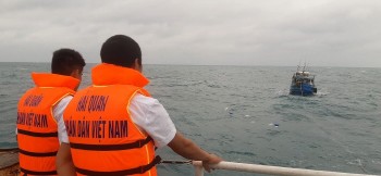 vung 2 hai quan cuu nan tau ca va 9 ngu dan bi troi dat tren bien