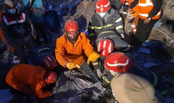 cong an viet nam phoi hop dua thi the nan nhan dong dat ra ngoai