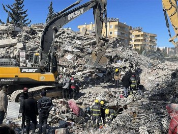 doan cuu nan viet nam dua them 4 nan nhan ra khoi dong do nat do dong dat o tho nhi ky