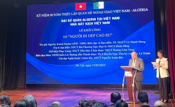 nguoi di dep cao su chan dung chu tich ho chi minh trong kich cua tac gia algeria