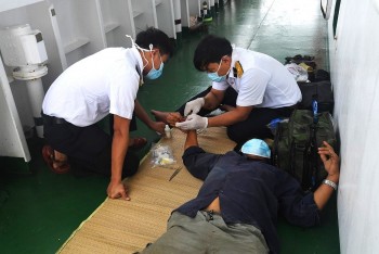 Hải quân cấp cứu thành công 2 ngư dân bị tai nạn lao động trên biển