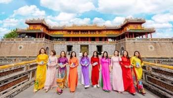 hue mien ve tham quan di tich cho nu du khach mac ao dai truyen thong dip 83
