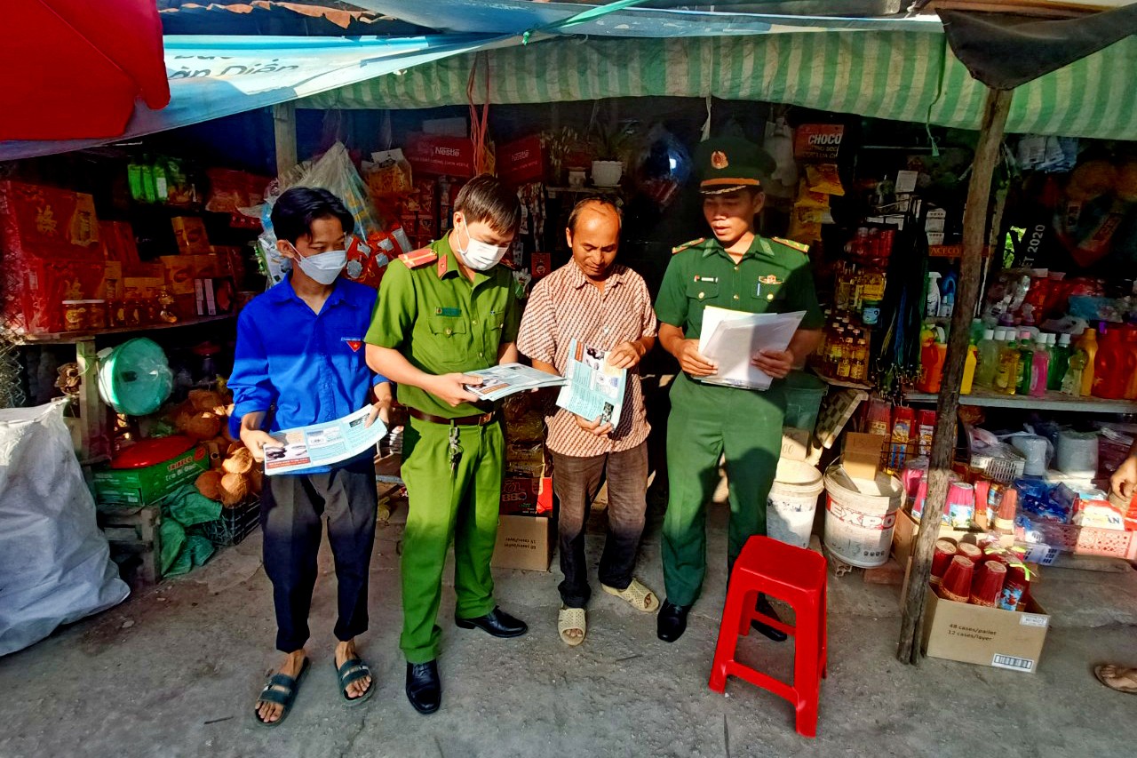Bộ đội Biên phòng An Giang tuyên truyền phòng, chống buôn lậu thuốc nơi vùng biên