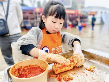 nguoi dan sa pa va du khach trai nghiem lam kim chi han quoc