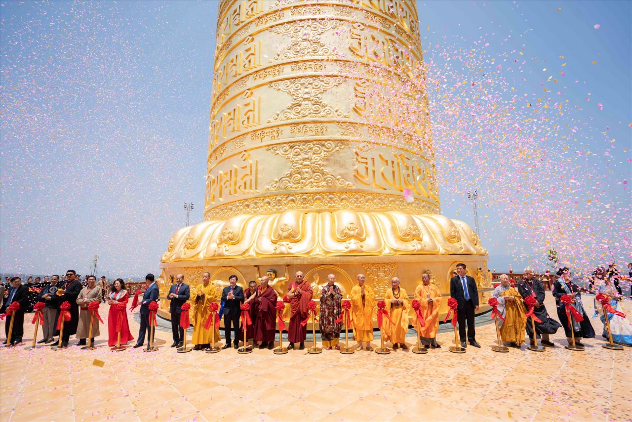 Tháp Kinh luân ở Lâm Đồng được công nhận kỷ lục Guinness thế giới