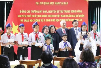 trao 100 suat hoc bong vu a dinh cho con em kieu bao viet nam tai lao