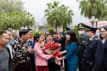 doan khach du lich trung quoc dau tien qua cua khau mong cai quang ninh sau gian cach covid 19