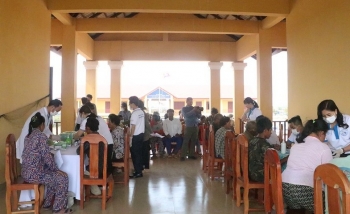 ba con khmer va goc viet tai campuchia duoc kham benh cap thuoc mien phi