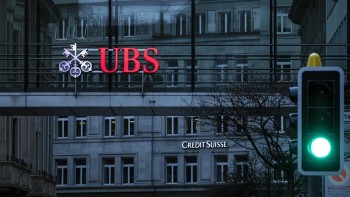 vu ubs mua lai credit suisse duoi goc nhin chuyen gia va nguoi trong cuoc