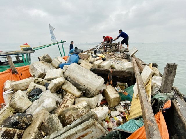Quảng Ninh tổ chức thu gom phao xốp, rác thải trên vịnh Hạ Long