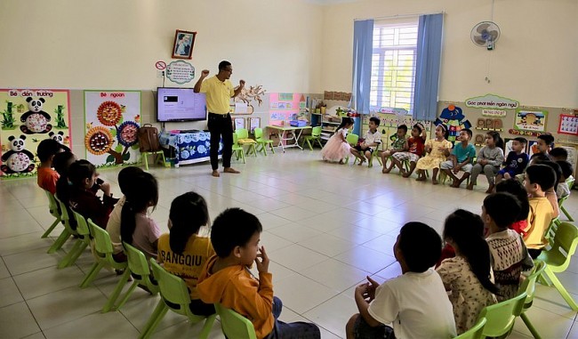 Dạy tiếng Anh cho trẻ em phố núi Kon Tum
