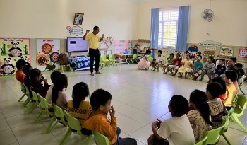 day tieng anh cho tre em pho nui kon tum