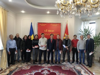 trao tien ho tro cong dan viet nam tai ukraine co hoan canh kho khan do chien tranh