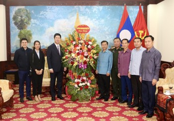 Ban Tuyên giáo Trung ương đến thăm, chúc Tết cổ truyền Bun Pi May tại Đại sứ quán Lào