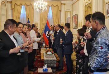 dai su quan viet nam tai phap chuc mung tet co truyen bun pi may cua lao