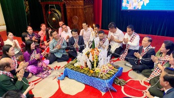 thai nguyen ron rang tet bunpimay cho luu hoc sinh lao