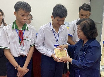 ca mau trao 230 suat hoc bong vu a dinh cho hoc sinh kho khan vung bien gioi hai dao