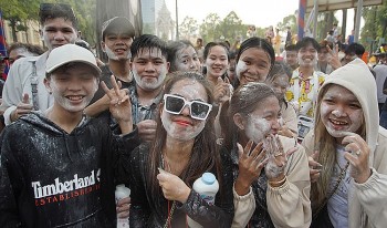 nguoi dan campuchia te nuoc boi bot mi cau may dau nam