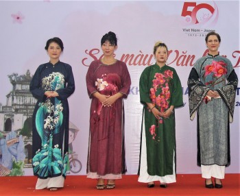 Họa tiết sóng nước Nhật Bản uốn lượn trên tà áo dài Việt