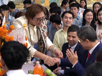 sinh vien lao tai hoc vien ngoai giao vui tet bun pimay am tinh huu nghi