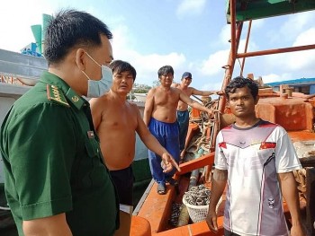 Ngư dân Bến Tre cứu nạn một người nước ngoài trôi dạt trên biển