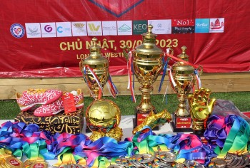 21 doi bong tham du giai bong da cong dong nguoi viet tai anh