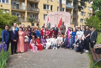 tuong dai chu tich ho chi minh o zalaegerszeg bieu tuong tinh huu nghi viet nam hungary