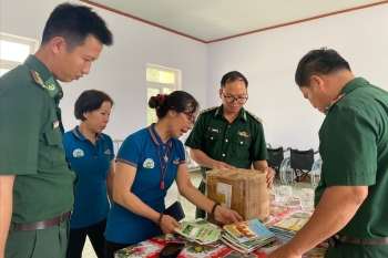 tang sach cho chien si bien phong va nhan dan bien gioi dak lak