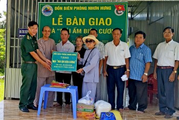 trao tang mai am bien cuong cho 2 ho gia dinh ngheo noi bien gioi an giang